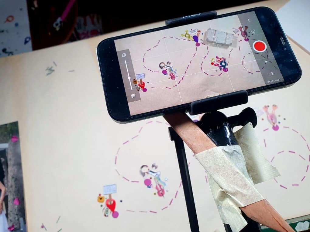 A smartphone filming a stop-motion film. This animated illustration is used on the website of the mapping project "A Thousand Channels."