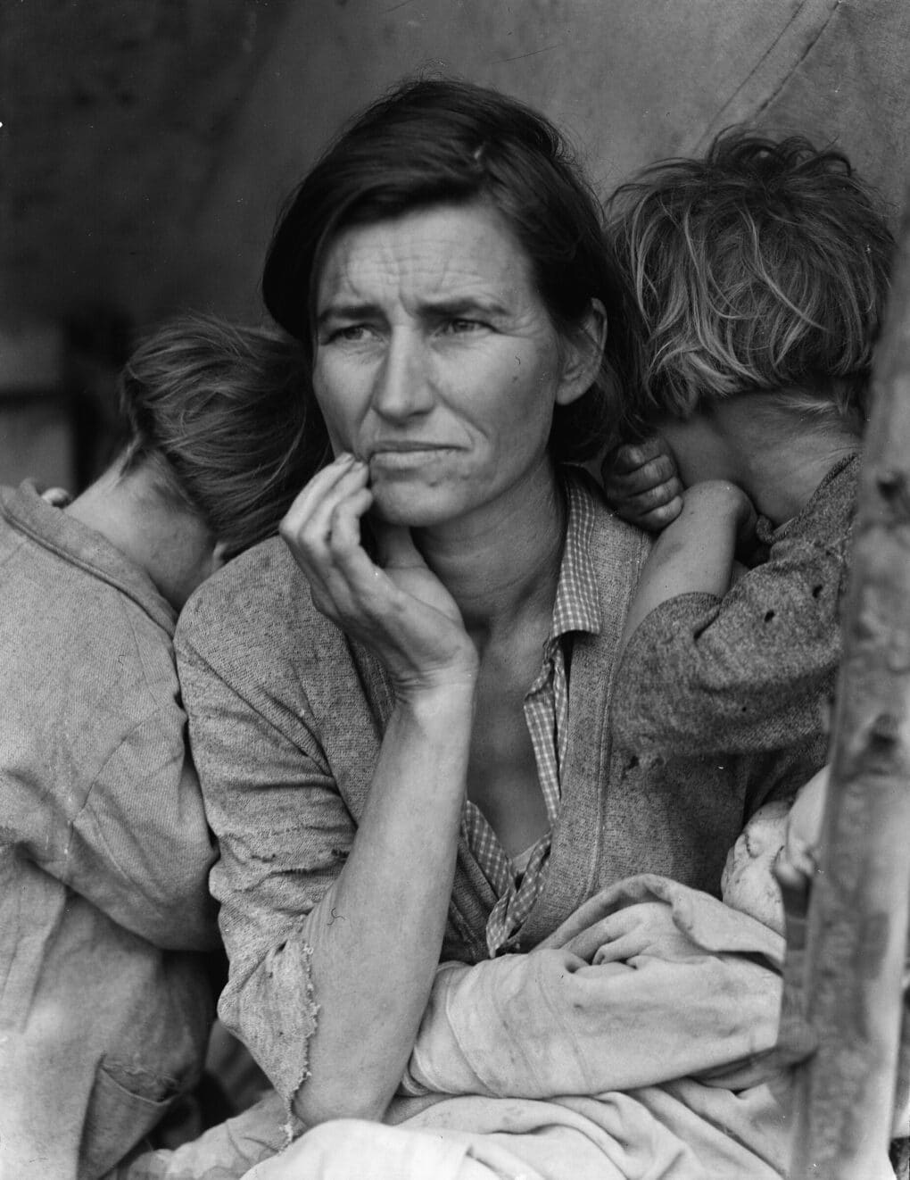 <em>Migrant Mother</em> [Destitute pea pickers in California. Mother of seven children. Age thirty-two. Nipomo, California], 1936.