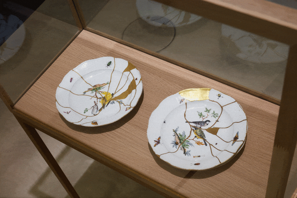 Edmund de Waal, Meissen plates from the von Klemperer Collection (installation view Japanisches Palais, SKD, Dresden), 2024. Kintsugi repair by Maiko Tsutsumi. Photographs by Martin Polák.
