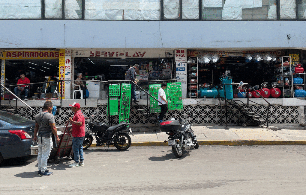 A typical day on Articulo 123 Street, Mexico City, July 2023.