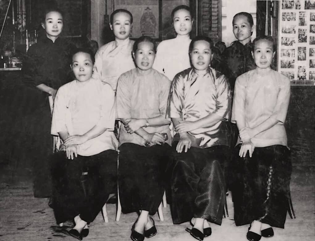 A group of 8 Comb Sisters who lived at Ice Jade Hall, 4 seated, 4 standing.