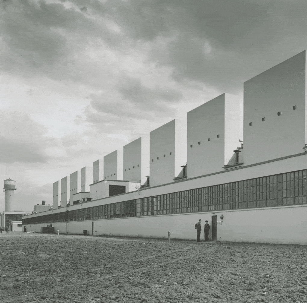 Photo of the Dodge plant, desiged by Albert Kahn Inc, 1942.